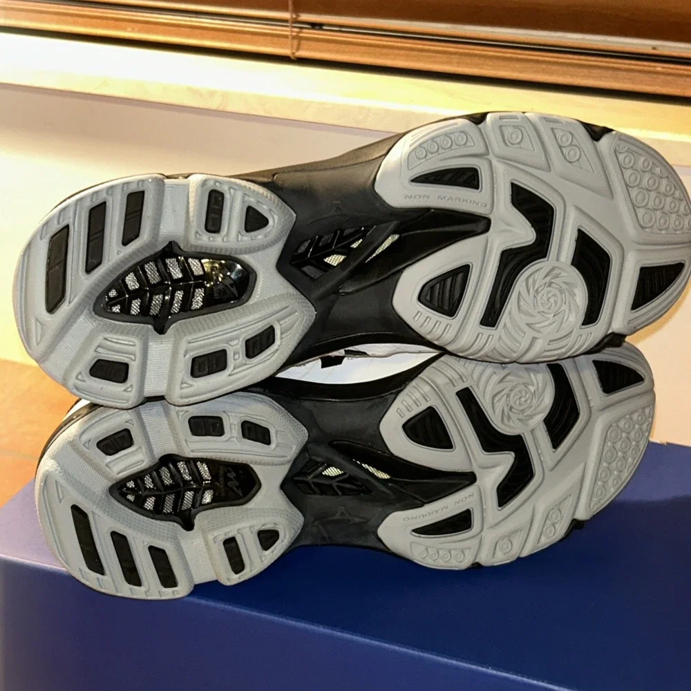 Mizuno volleyball shoes